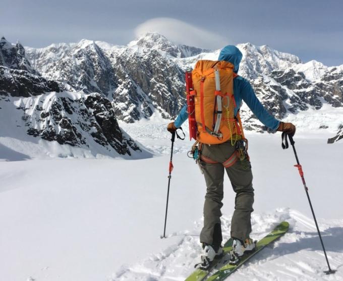 Het genieten van van stellaire meningen en kalme voorwaarden op de top van Ruth wordt Glacier Denali het best gewaardeerd van verafgelegen op deze dag.